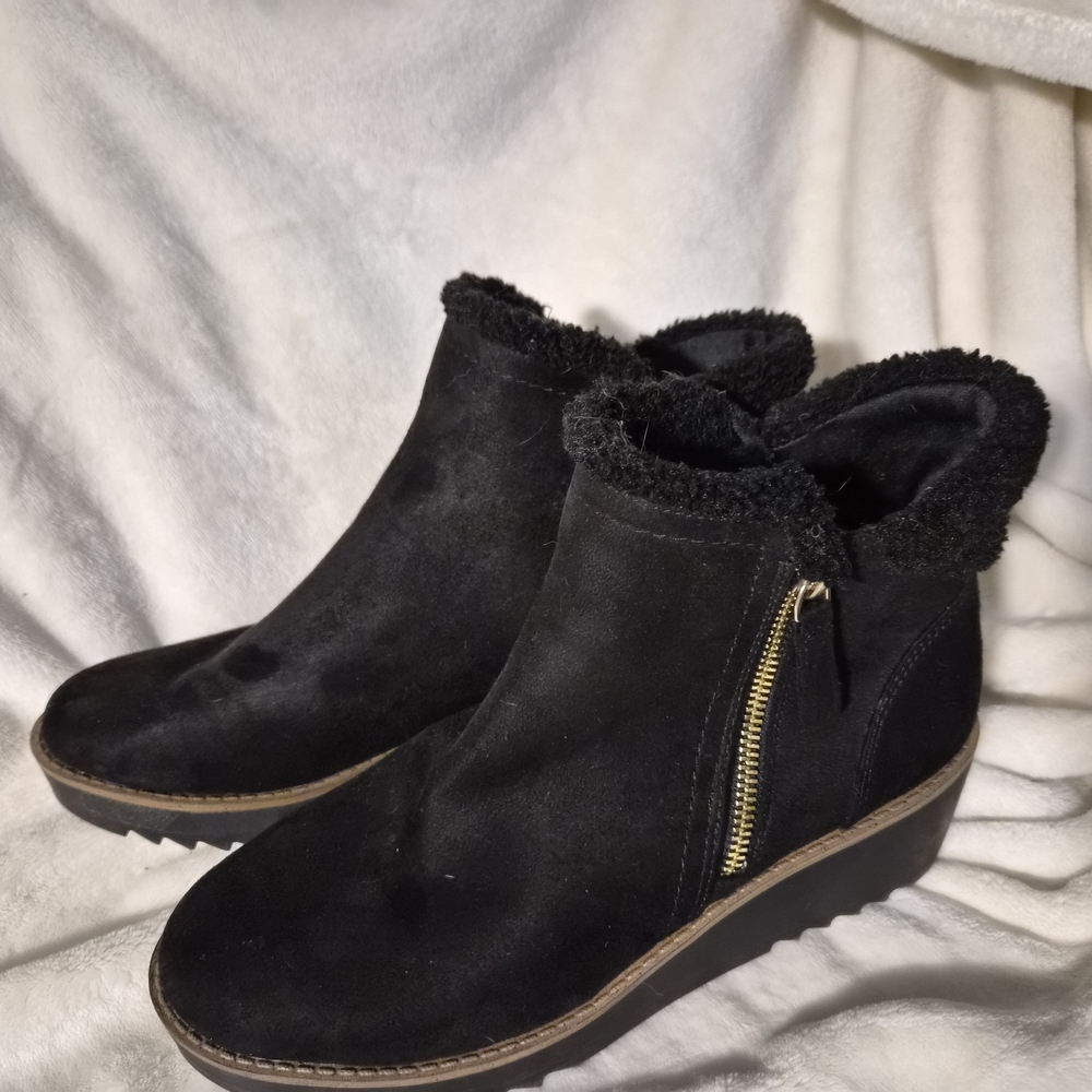 Bandolino‎ Rhena2 Black Faux Suede Sherpa Trim Wedge Booties Womens Size 8